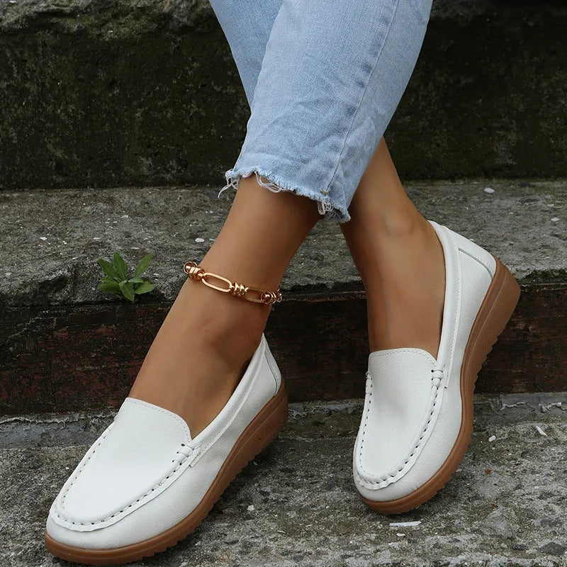 Women's flat loafers in PU leather with round toe and car suture detailing in five colour options