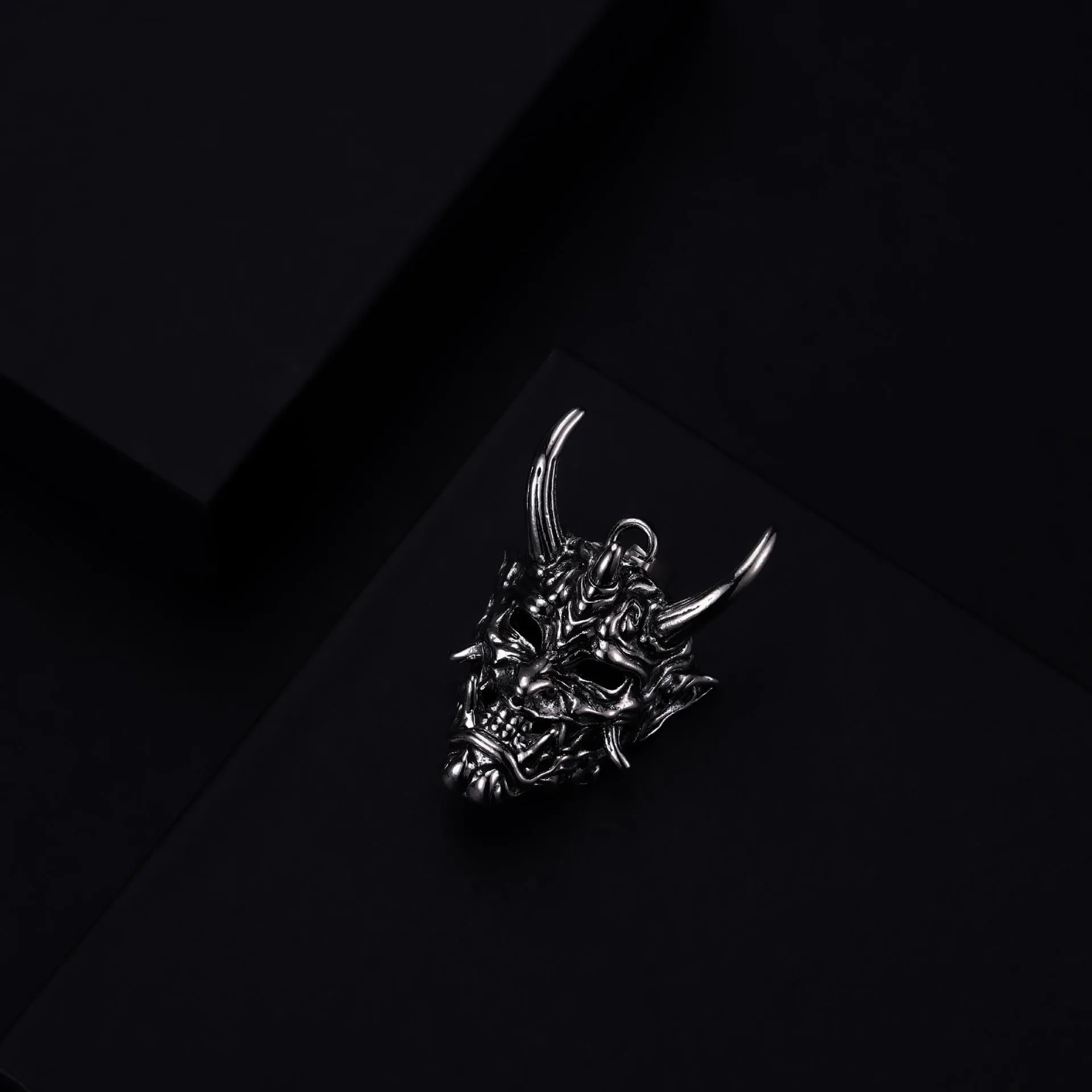 Men's silver vintage necklace with 40mm zinc alloy pendant showing electroplated finish details