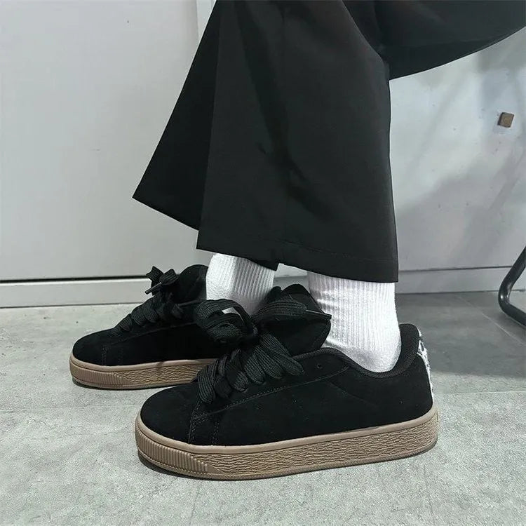 Black retro low-top sneakers with round toe and waterproof platform sole