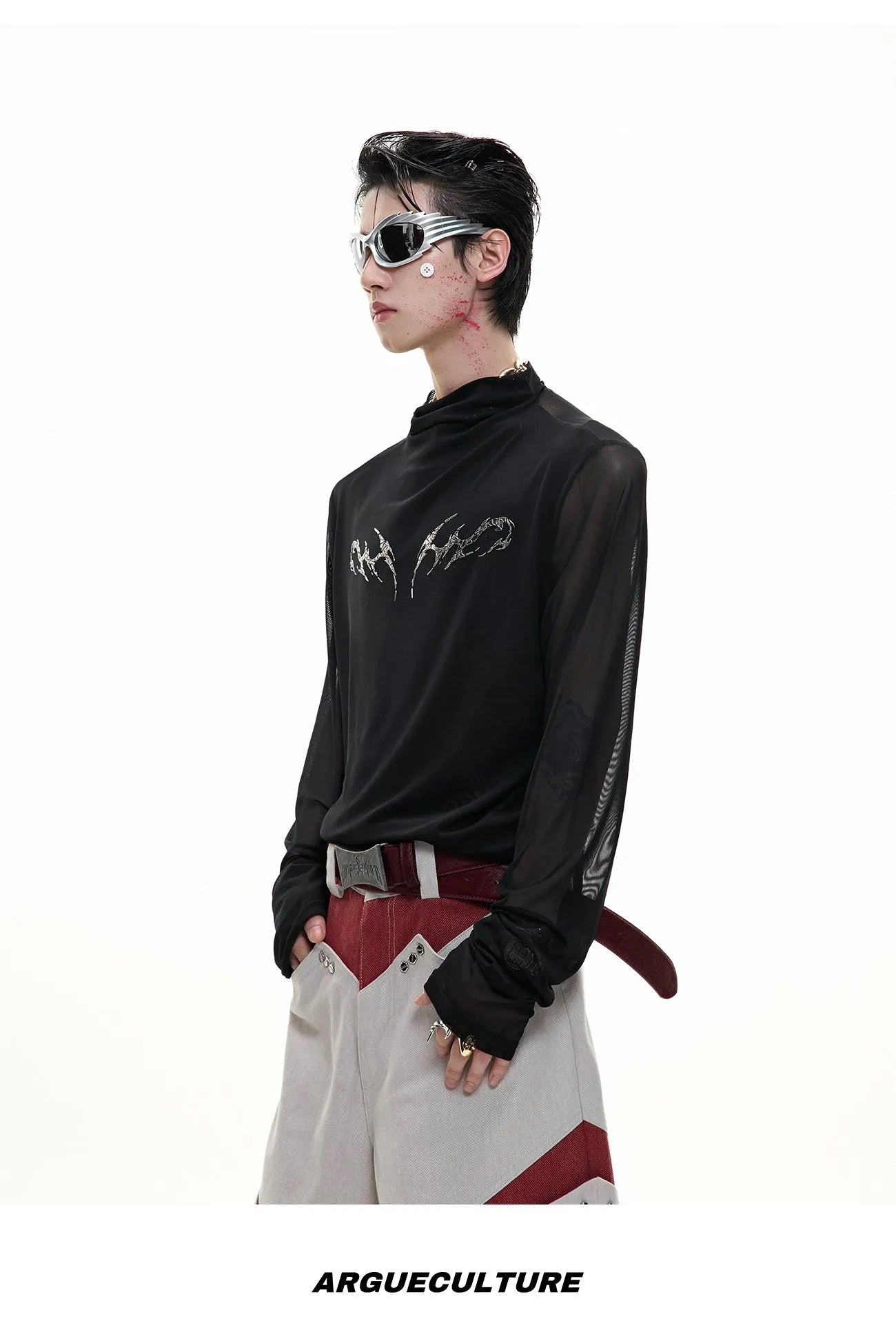 Man wearing a black slim-fit niche mesh long sleeve bottoming shirt.