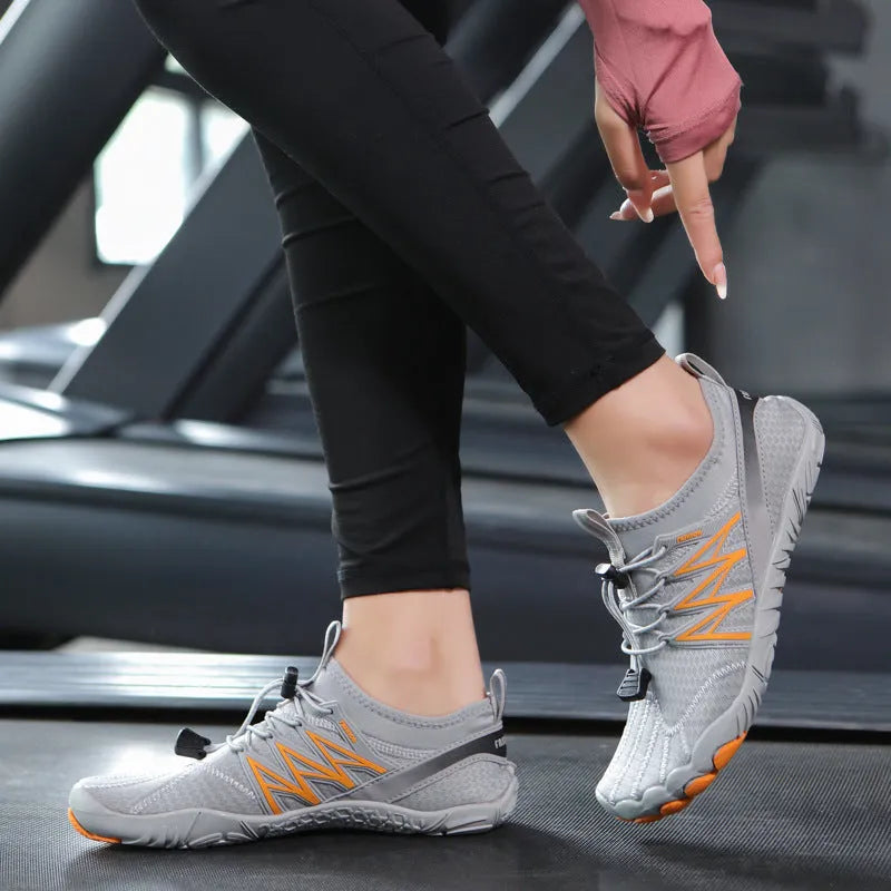 Lightweight indoor training sneakers with striped pattern and rubber sole in various colours