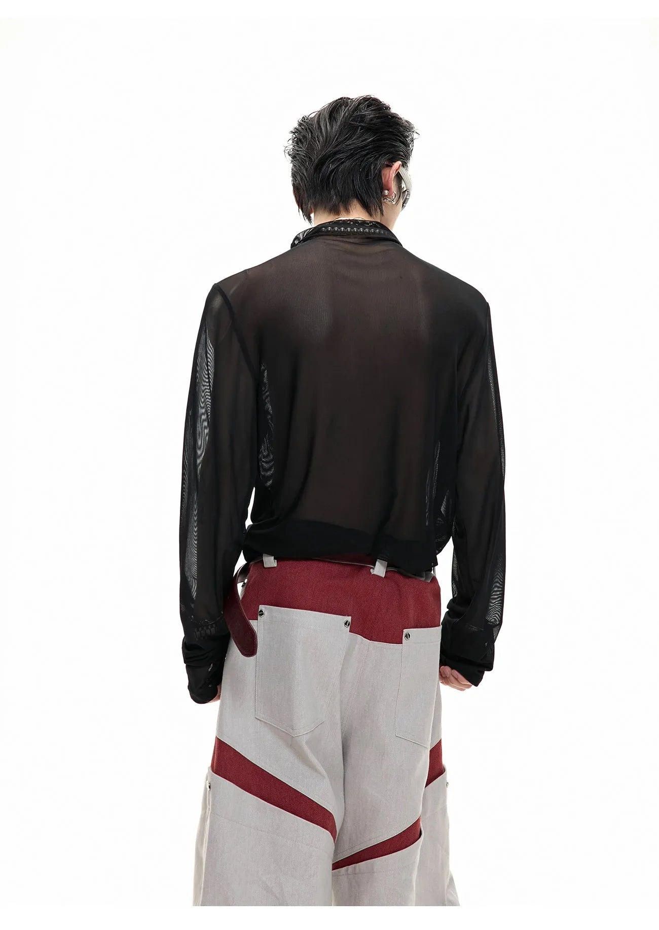 Man wearing a black slim-fit niche mesh long sleeve bottoming shirt.