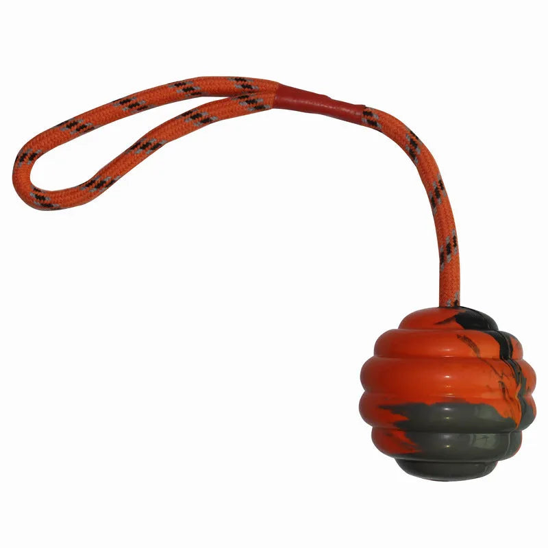 Multi-colour rubber pet toy ball with rope knot design for bite-resistant chewing and dental cleaning