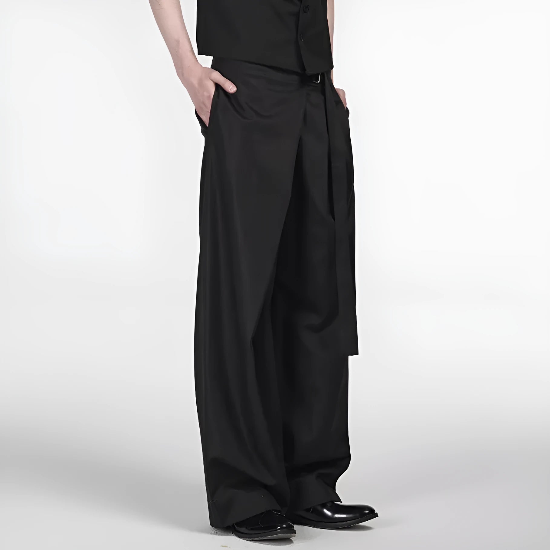 Black straight-leg trousers with adjustable waist and single pleated cut in Tencel cotton fabric