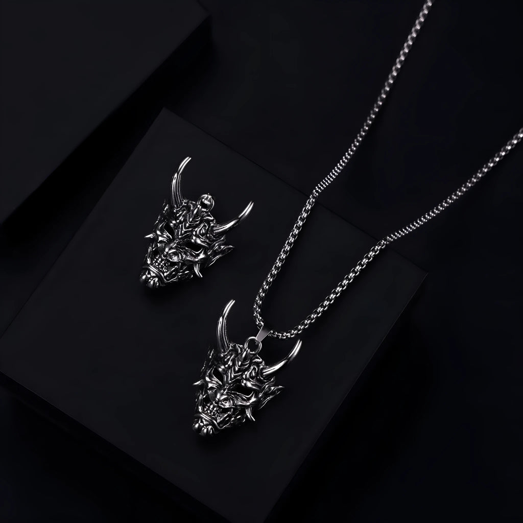 Men's silver vintage necklace with 40mm zinc alloy pendant showing electroplated finish details