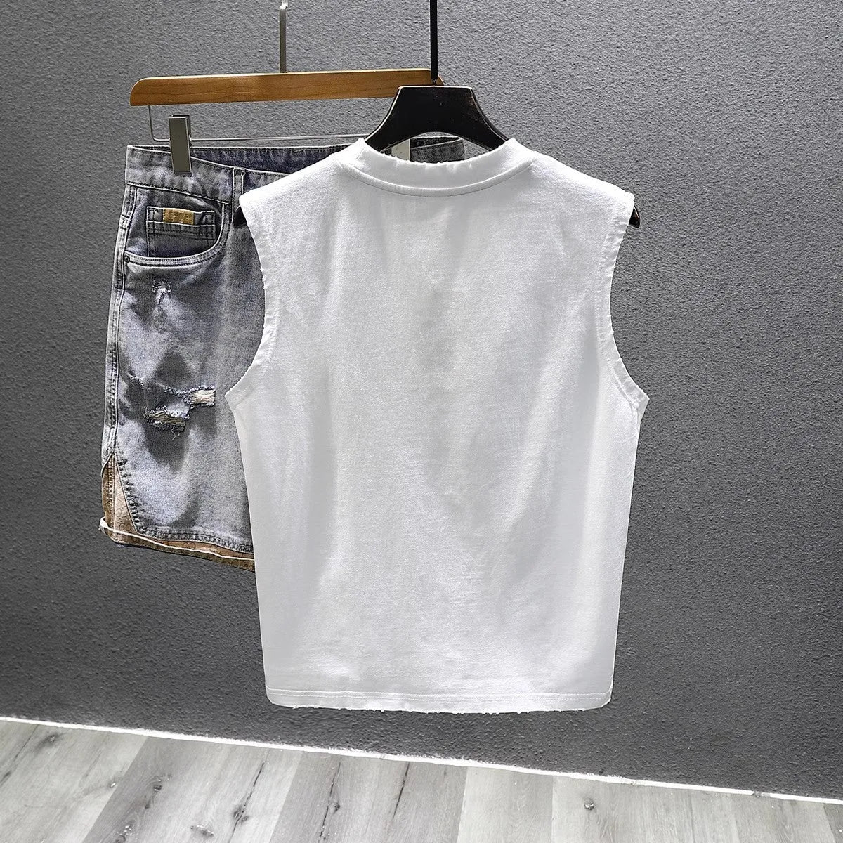 Men's solid colour cotton sleeveless t-shirt in loose fit, shown in white and black.