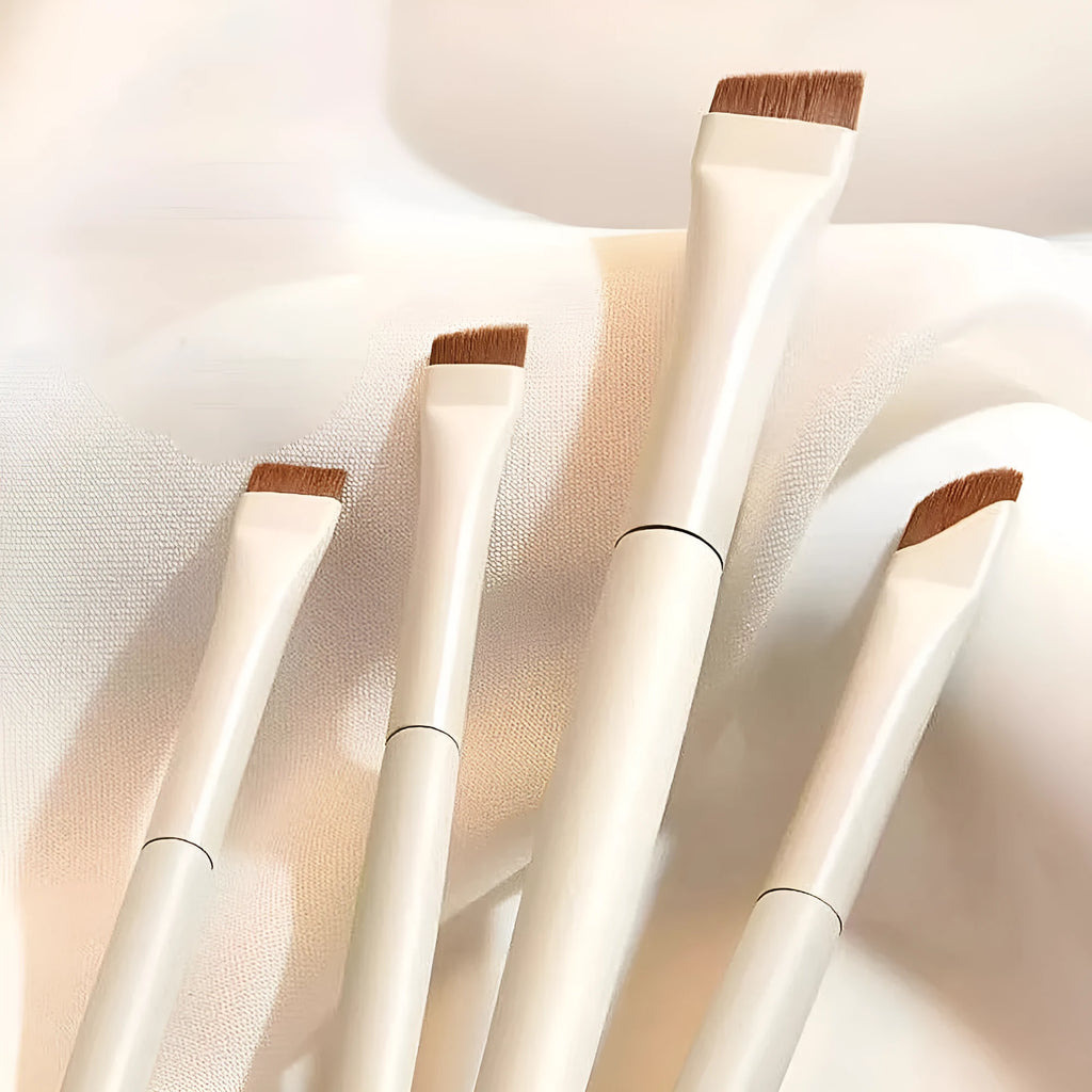 Four angled eyeliner and brow brushes with ultra-thin tips in a leather case.
