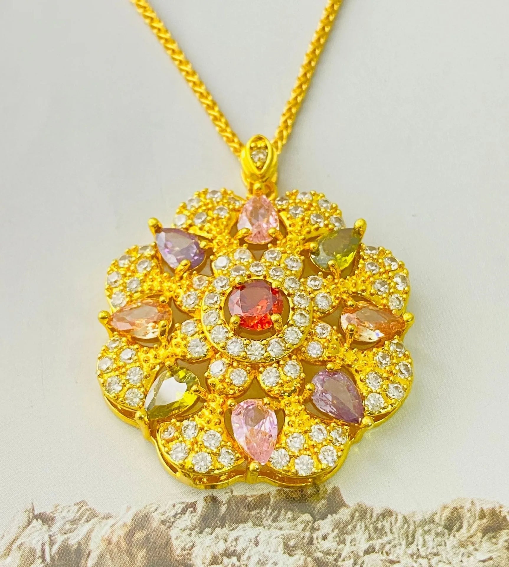 Women's flower-shaped zircon pendant necklace in gold, champagne gold, or platinum colour on a chain.