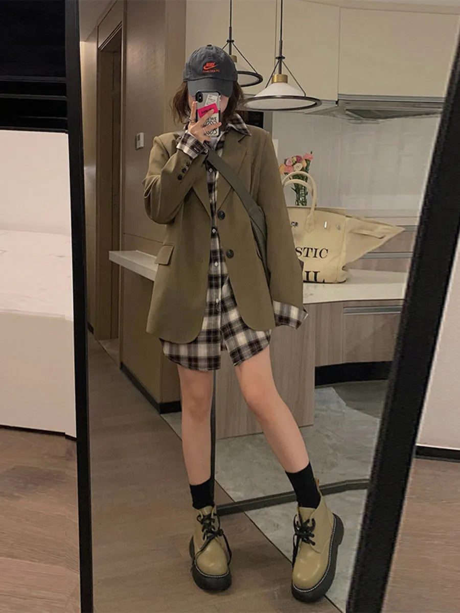 Korean-style solid colour suit jacket with regular sleeves and pockets