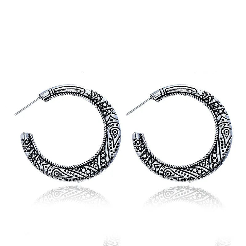 C-shaped alloy earrings with engraved vintage pattern in bronze and silver colour options