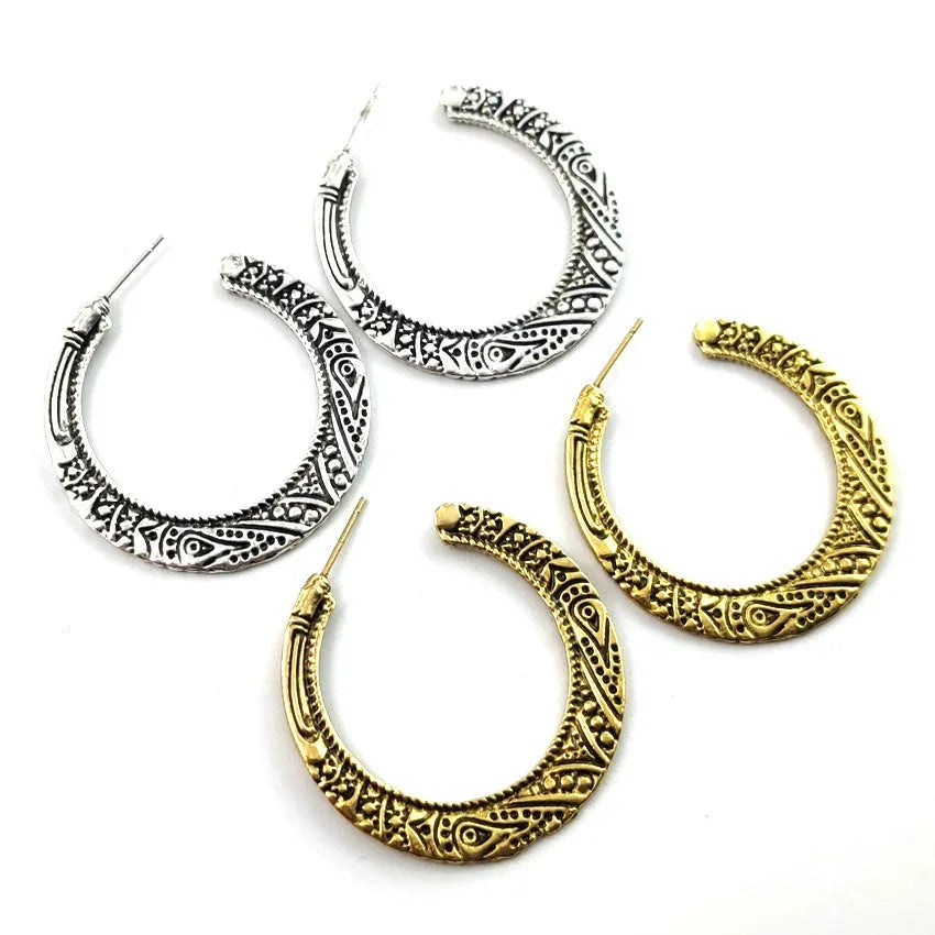 C-shaped alloy earrings with engraved vintage pattern in bronze and silver colour options