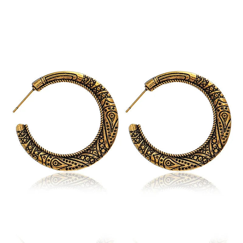 C-shaped alloy earrings with engraved vintage pattern in bronze and silver colour options