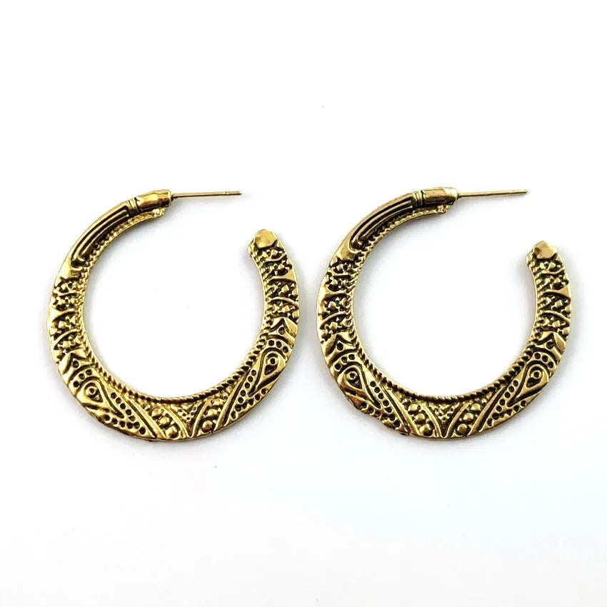 C-shaped alloy earrings with engraved vintage pattern in bronze and silver colour options