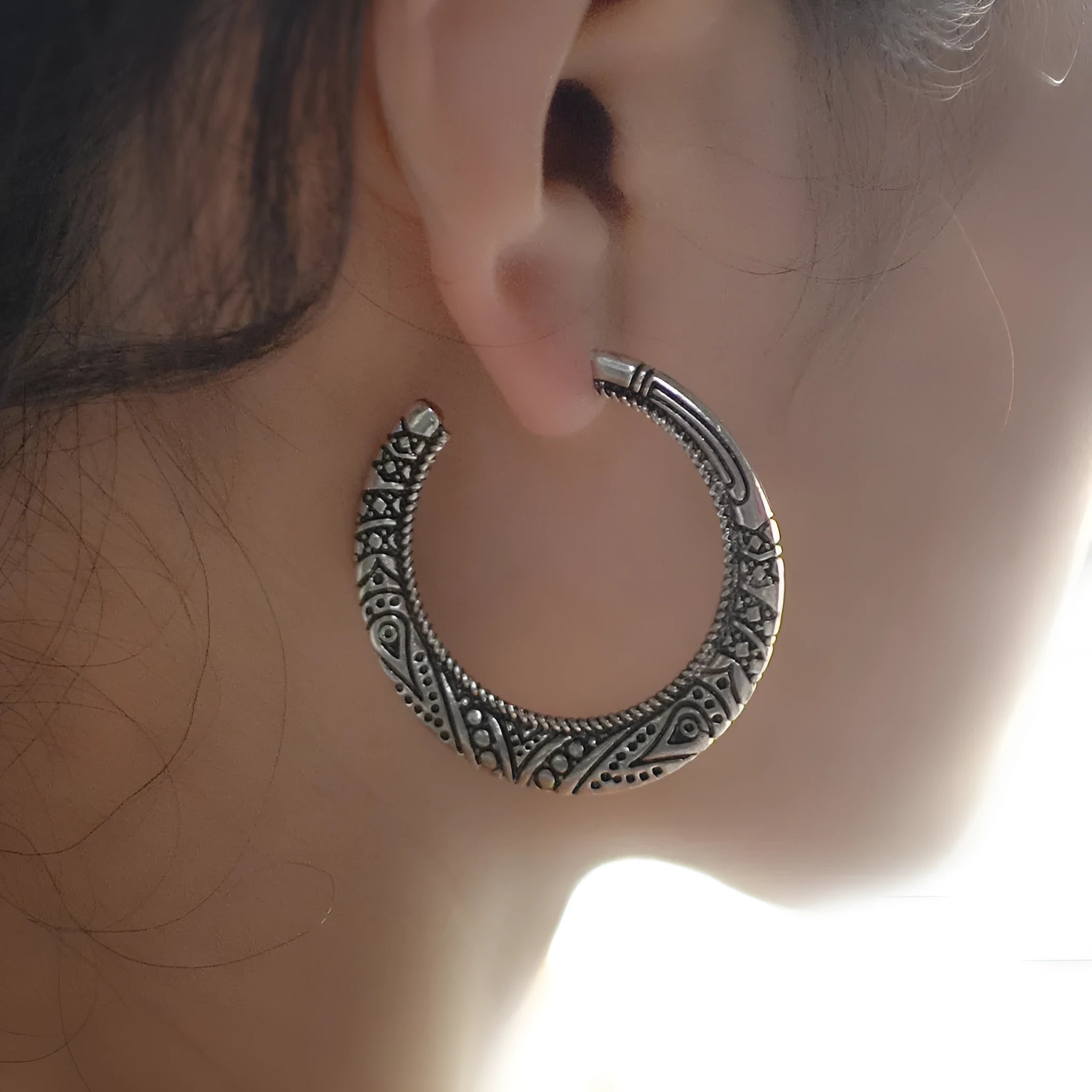 C-shaped alloy earrings with engraved vintage pattern in bronze and silver colour options