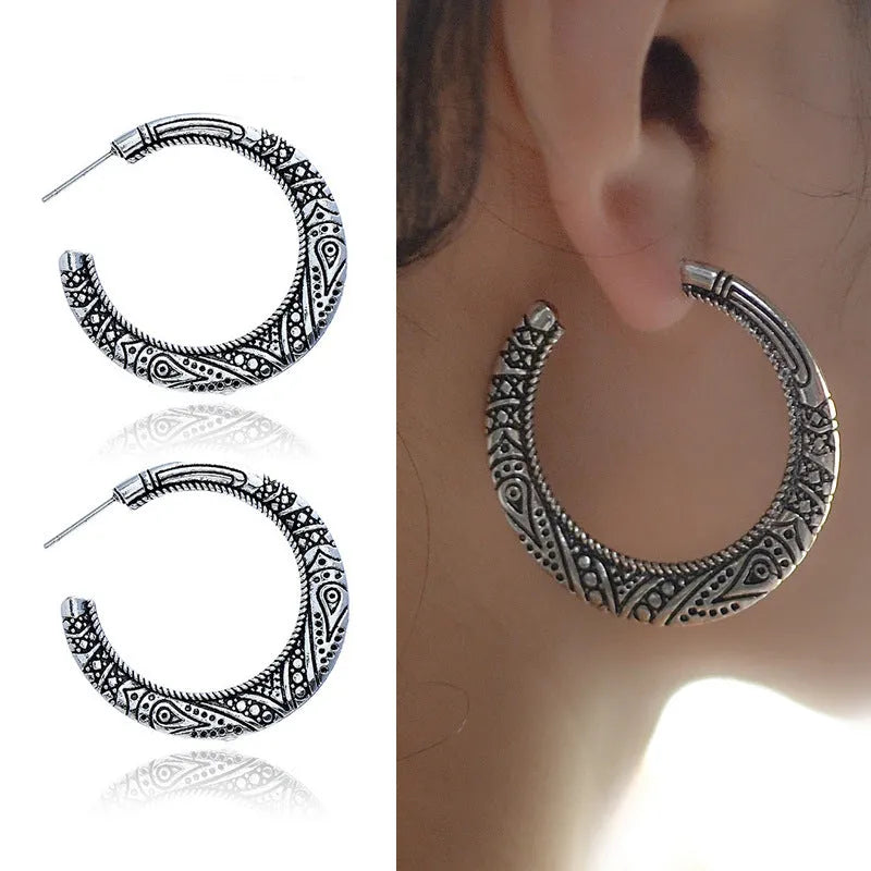 C-shaped alloy earrings with engraved vintage pattern in bronze and silver colour options