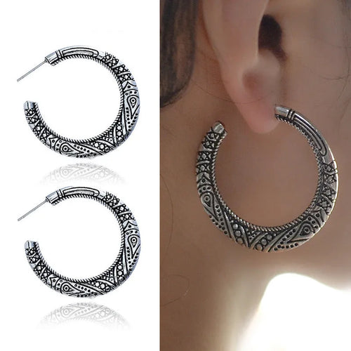 C-shaped alloy earrings with engraved vintage pattern in bronze and silver colour options