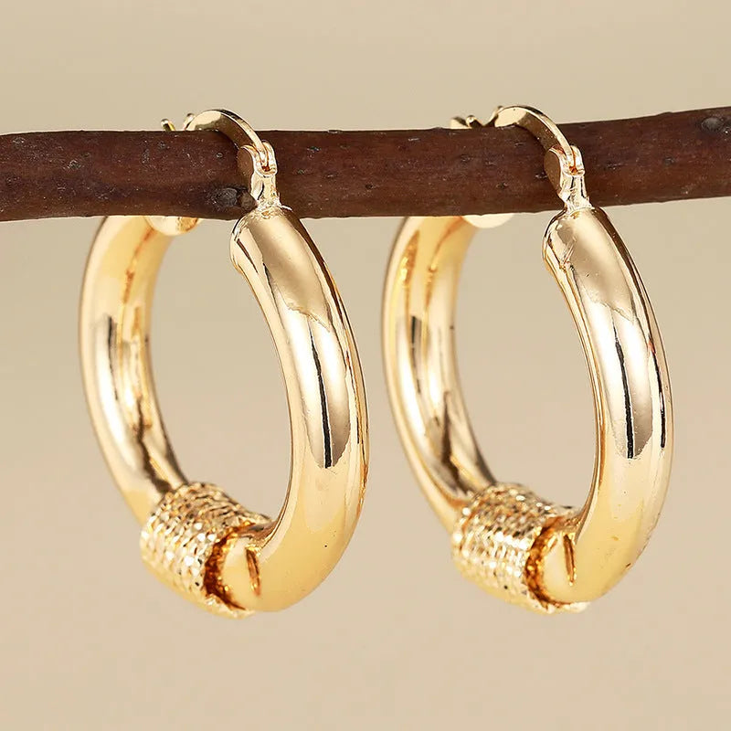 Geometric women's earrings with ring and line design in golden copper