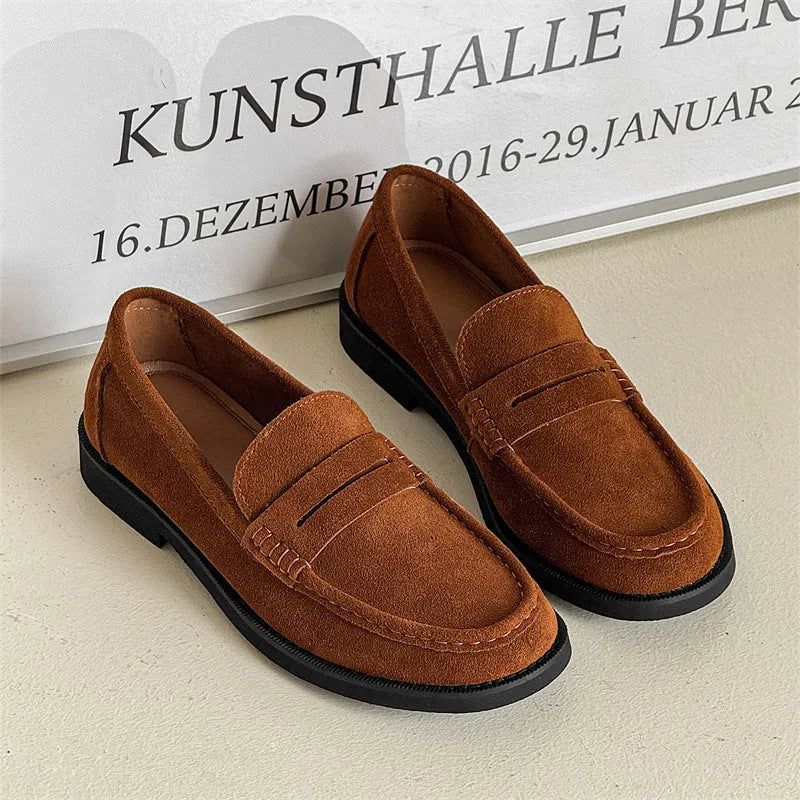 Men's and women's slip-on casual shoes in retro style, shown in available colours.
