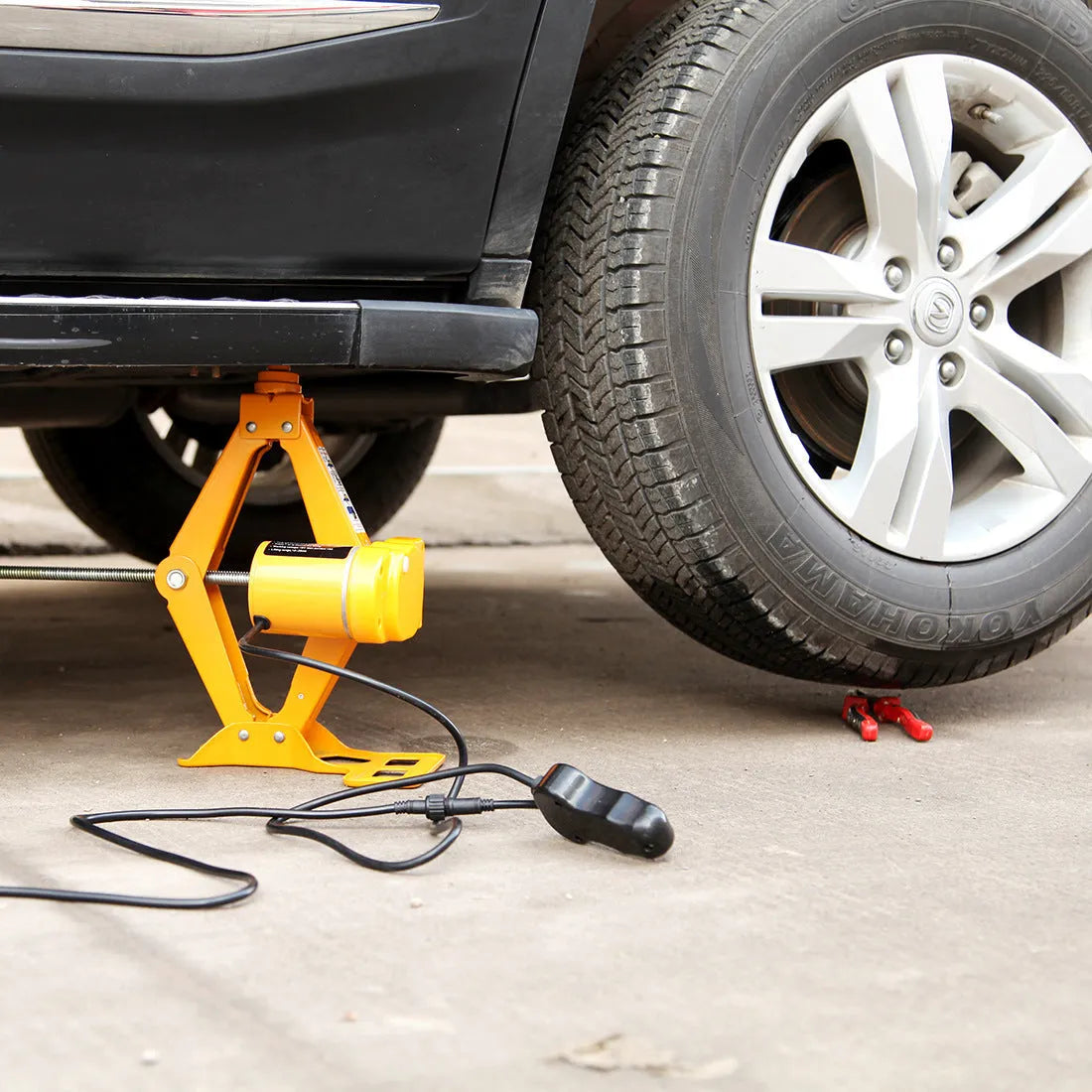 Vehicle-mounted electric hydraulic car jack with 2-tonne capacity and adjustable height