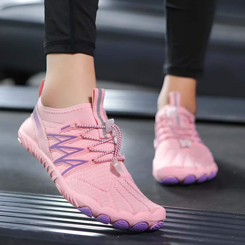 Lightweight indoor training sneakers with striped pattern and rubber sole in various colours