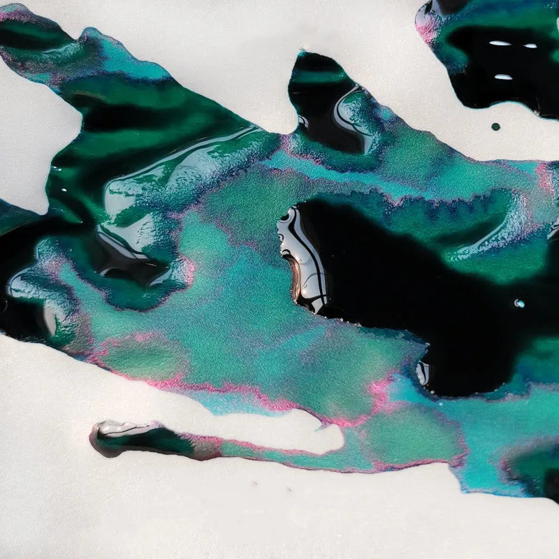 Bottle of MEMORY-0420 strong sheen gradient colour ink with gold powder for fountain and dip pens.