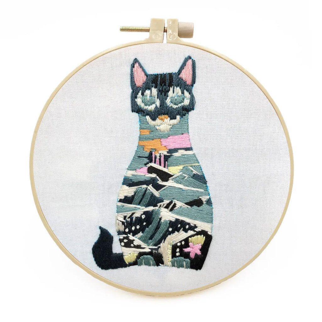 Beginner embroidery kit with 15cm hoop and cotton-linen fabric for three-dimensional cat cross stitch designs