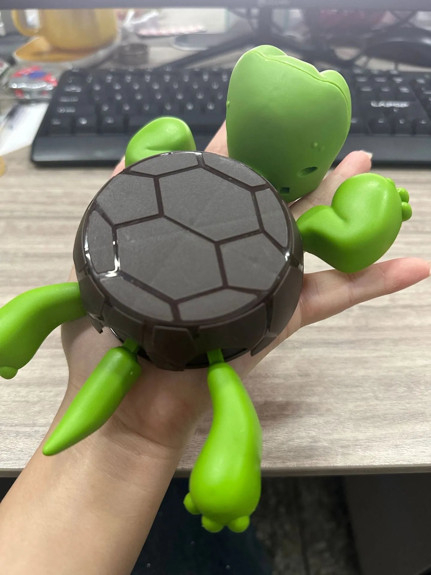 A turtle-shaped ABS coaster in a choice of light green, dark green, wheat starch, or yellow colours for drink insulation.