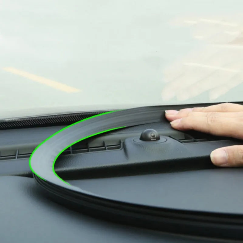 Mitsubishi Outlander dashboard soundproof seal strip made of black silicone, 1.6 metres long.