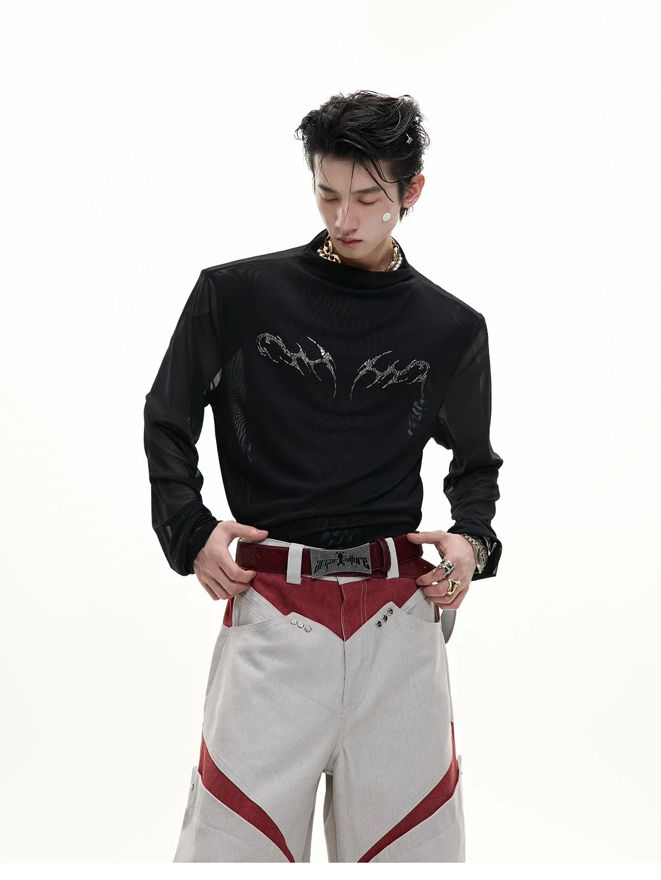 Man wearing a black slim-fit niche mesh long sleeve bottoming shirt.