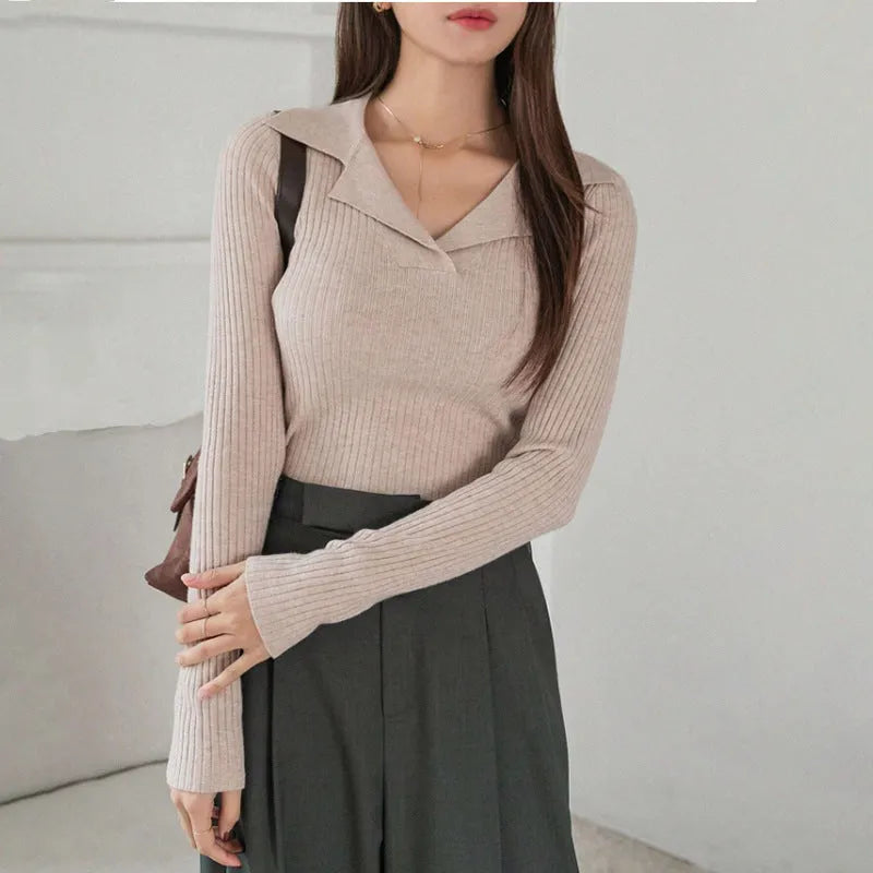 V-neck hemmed pullover sweater in solid colour with vertical stripe pattern, women's slim fit long sleeve top