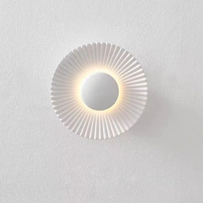 Round aluminium wall lamp with LED light source in outer white inner gold colour option