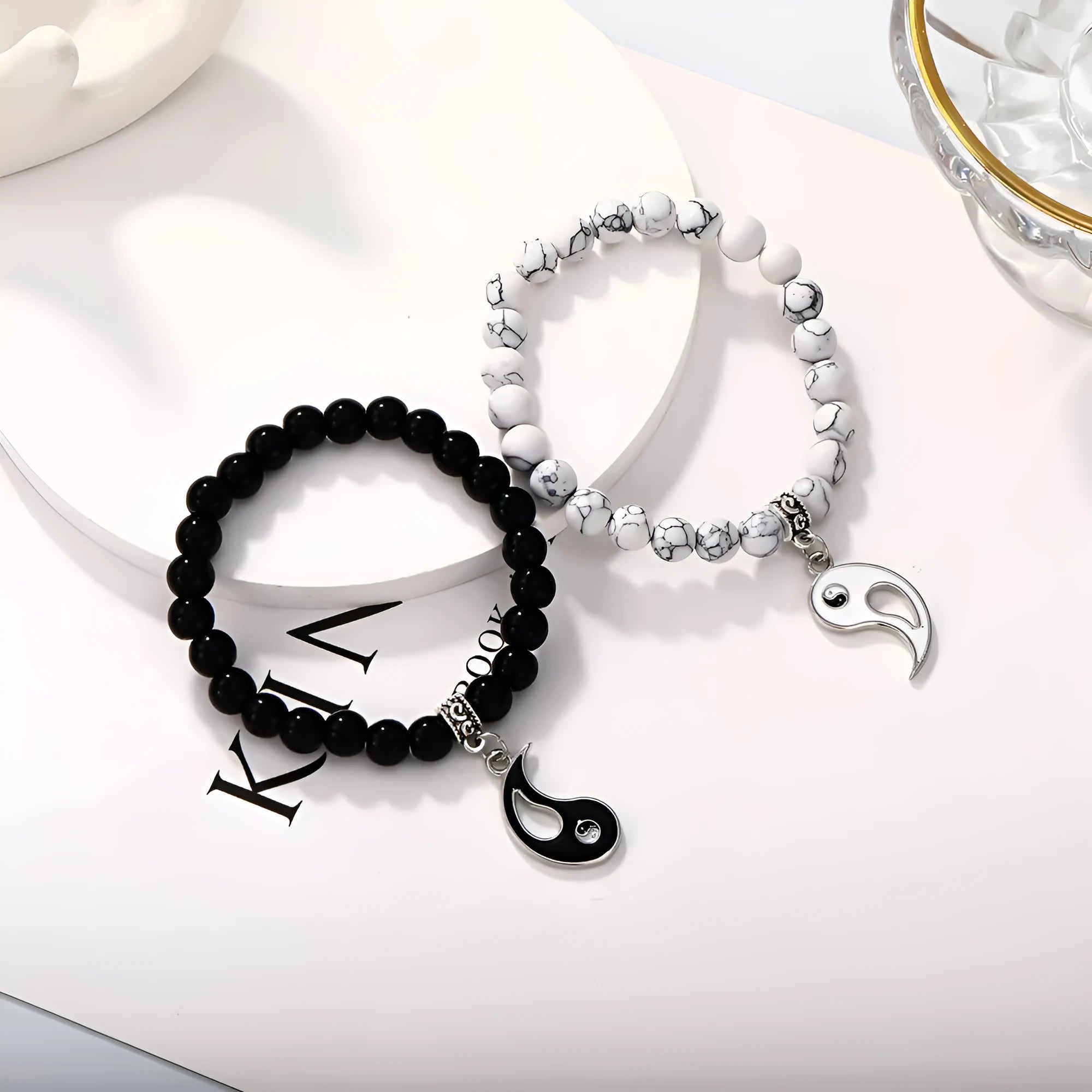 Geometric eight-diagram alloy bracelet with electroplated finish in multiple colour options