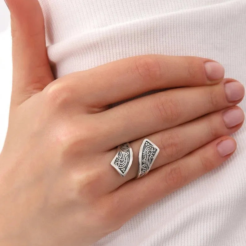 Silver electroplated women's adjustable alloy ring with minimalist retro design on adjustable opening