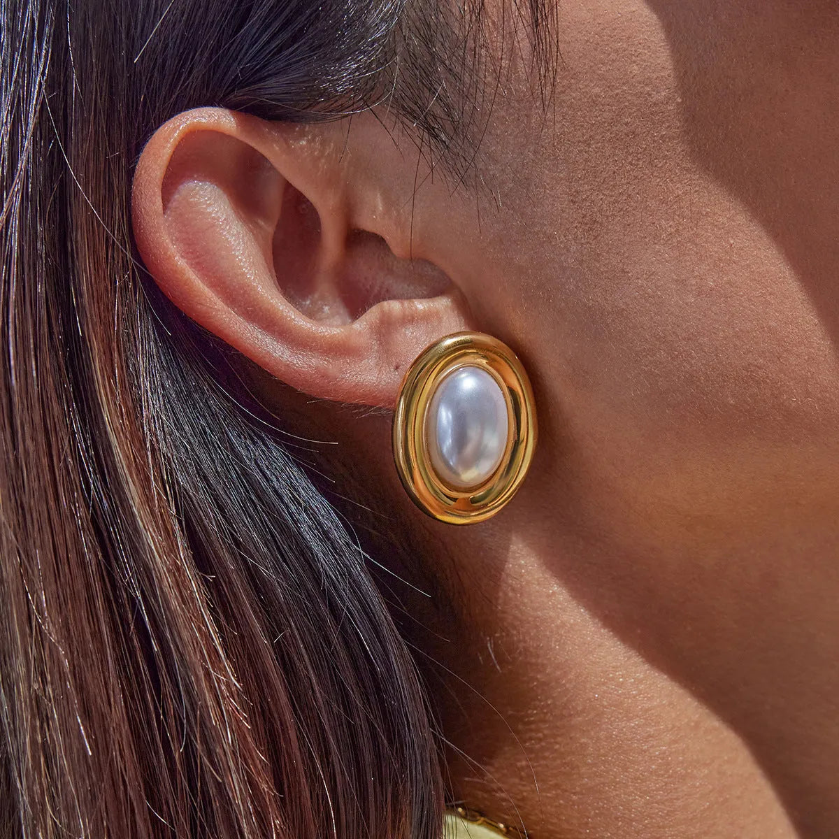 Silver vintage pearl stud earrings made from stainless steel with electroplated finish
