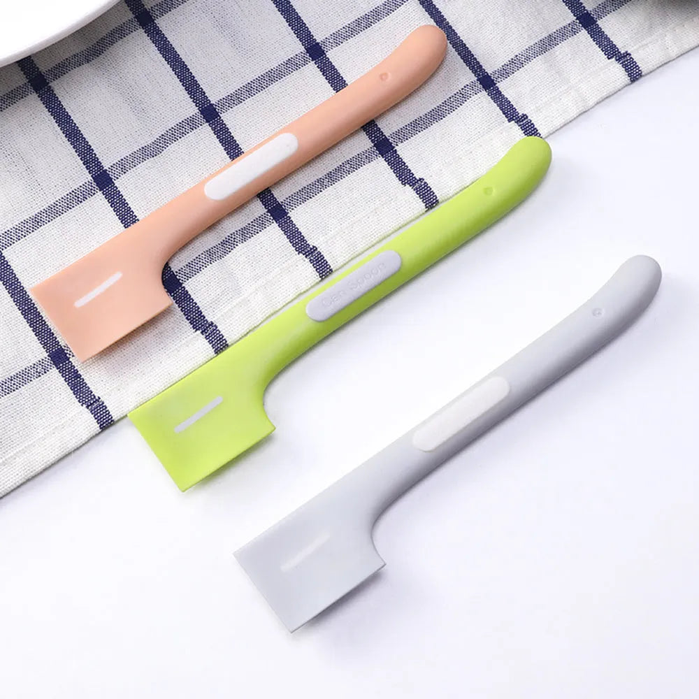 Long-handled pet feeding spoon in green colour with right-angle design for canned food