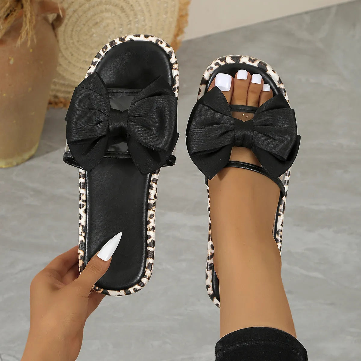 Women's leopard print beach slippers with thick sole and round toe retro design
