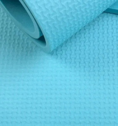 EVA yoga mat in red showing rolled and flat positions, demonstrating 4mm and 6mm thickness options.