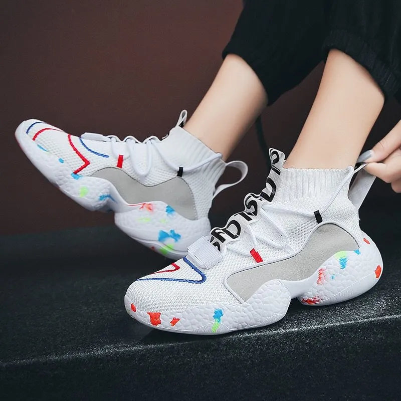 Men's camouflage pattern canvas sneakers with mesh upper and flat rubber sole.