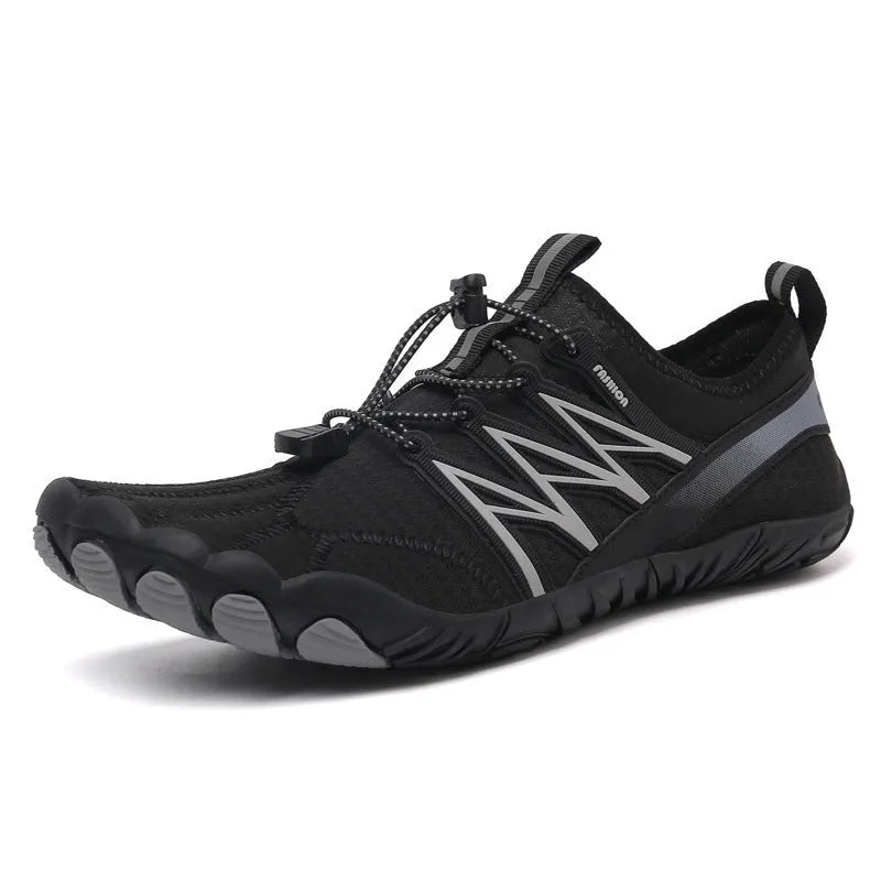 Lightweight indoor training sneakers with striped pattern and rubber sole in various colours
