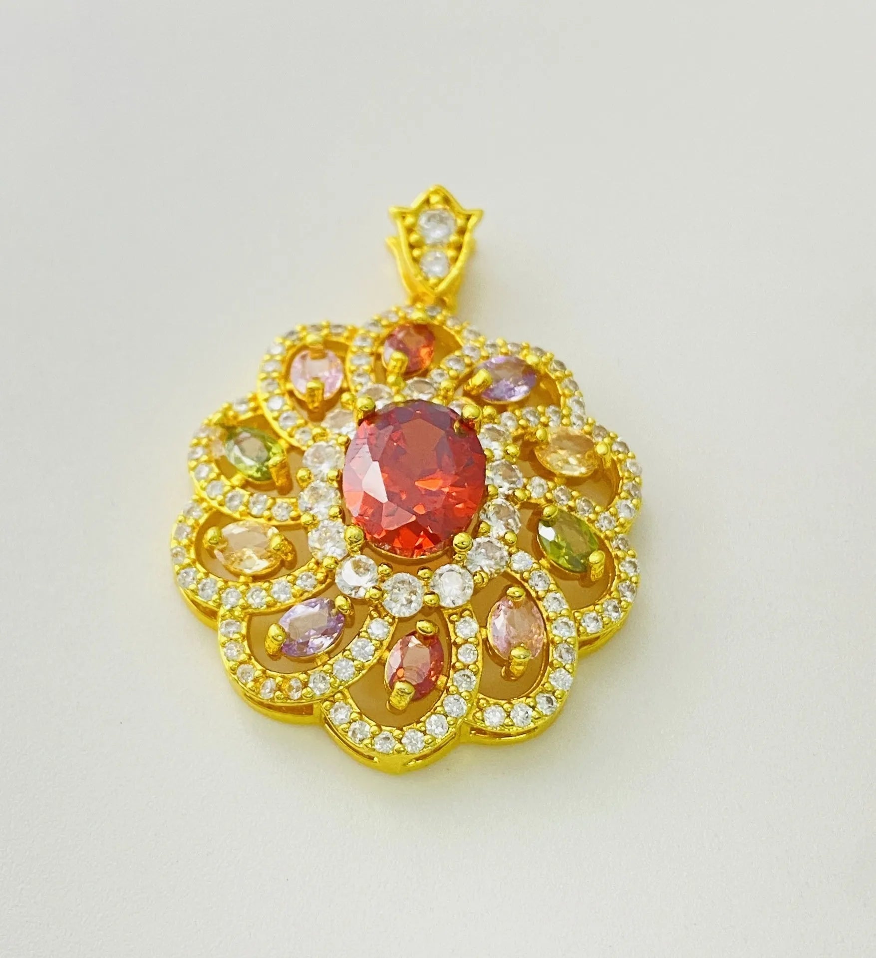 Women's flower-shaped zircon pendant necklace in gold, champagne gold, or platinum colour on a chain.