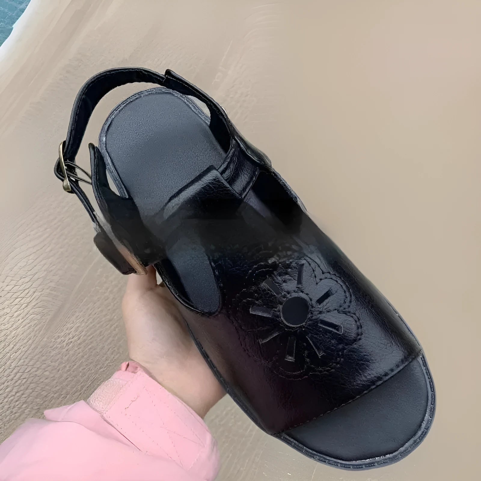 Men's black embroidered floral pattern beach sandals with flat heel on PU upper