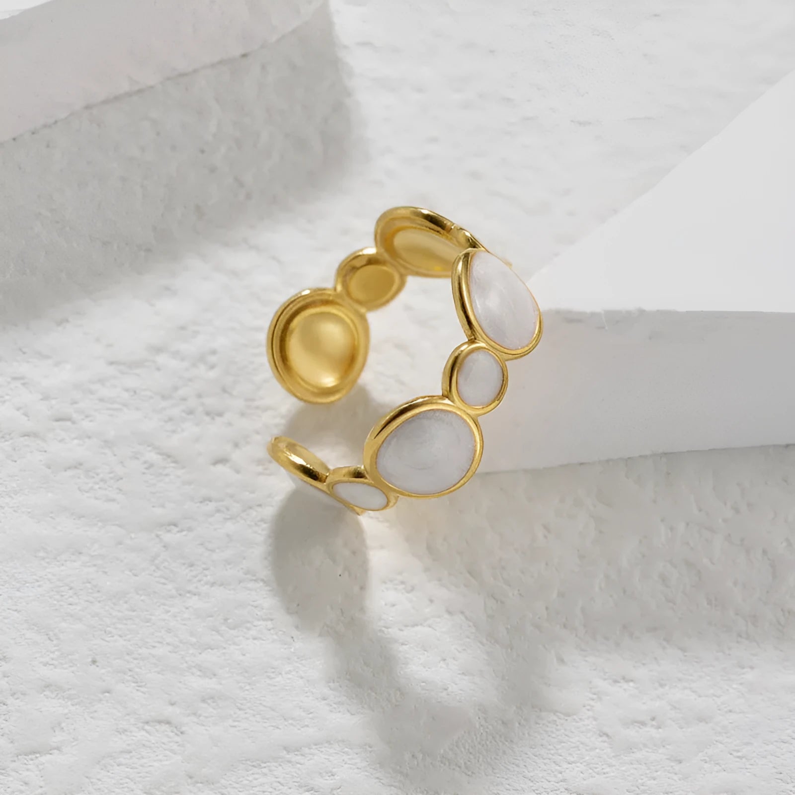 Adjustable geometric stainless steel ring with electroplated finish