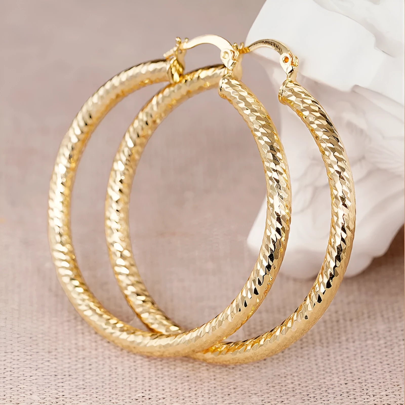 Women's geometric ring design ear clip earrings with drop-shaped elements and electroplated copper construction