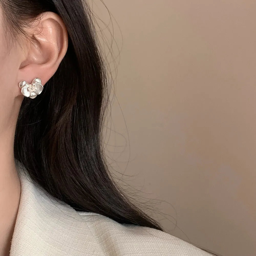 Women's retro floral earrings in electroplated copper with gold or silver finish