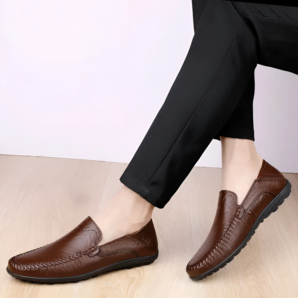 Men's cowhide leather casual shoes in business style with round toe and rubber sole