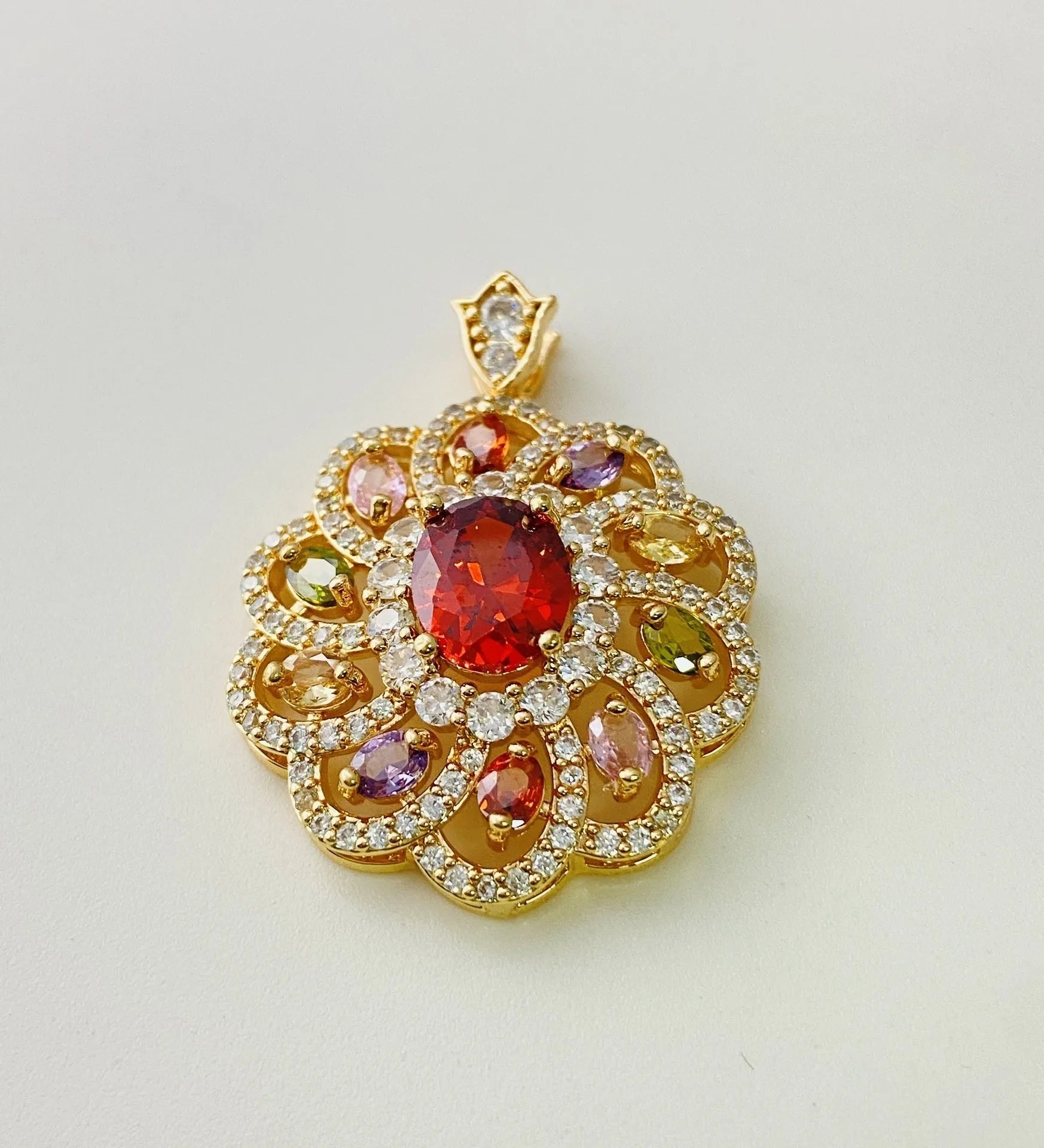 Women's flower-shaped zircon pendant necklace in gold, champagne gold, or platinum colour on a chain.
