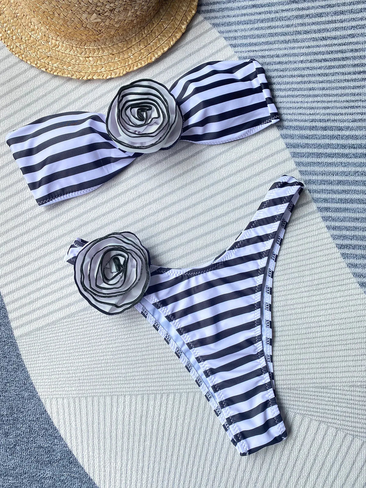 Floral bikini set with tube top and shorts in striped pattern for swimming