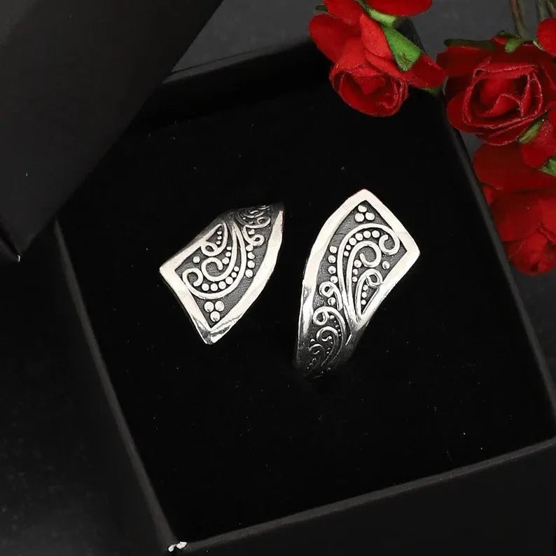Silver electroplated women's adjustable alloy ring with minimalist retro design on adjustable opening