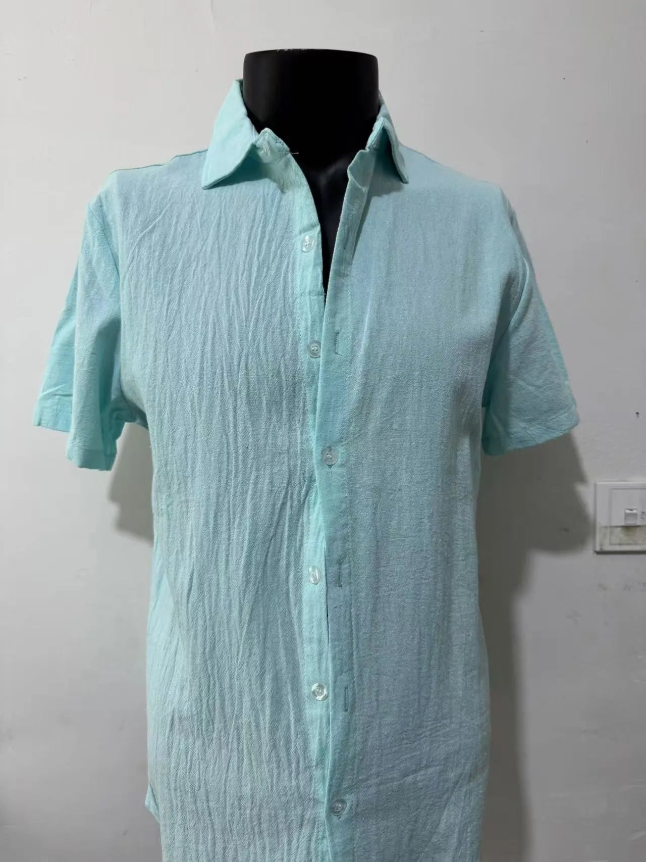 Men's short sleeve linen shirt in solid colour with loose fit design