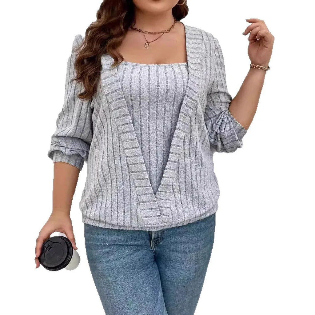 Woman wearing a solid colour rib fabric V-neck false two-piece suit with long sleeves in a loose fit.